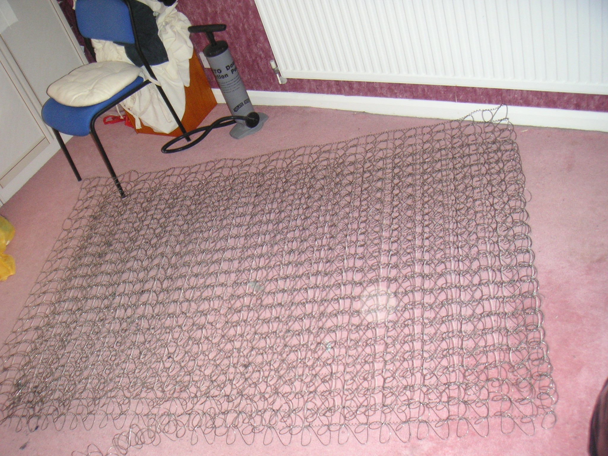 Springs exposed during mattress disassembly. Illustrative archive photograph; not a Sprinqs product.